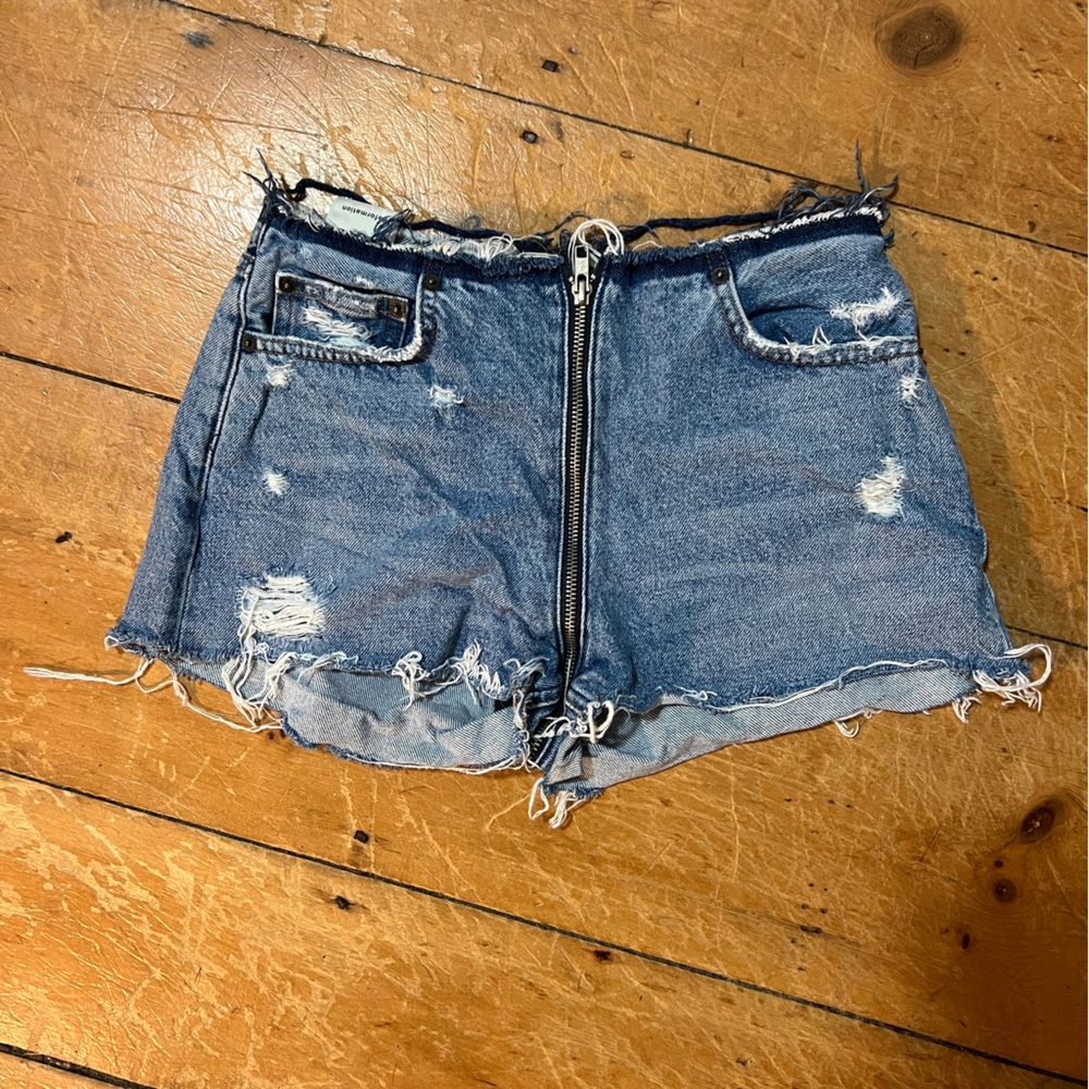 Exposed zipper shorts
